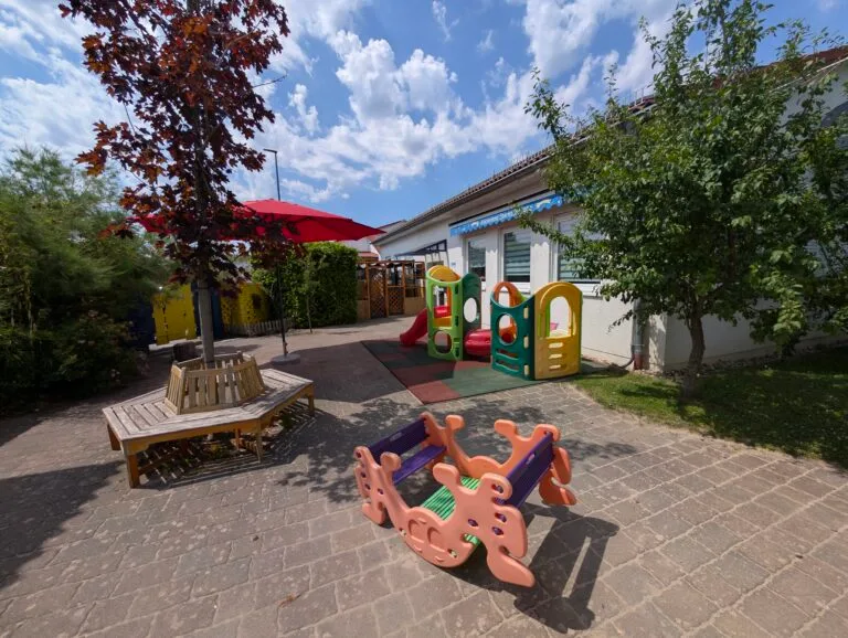 Sandkasten und Spielfläche