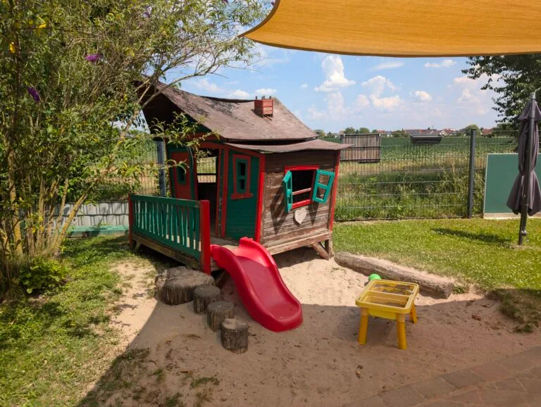 Gartenbereich mit Spielsachen