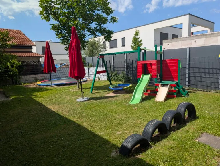 Gartenweg mit Spielstationen